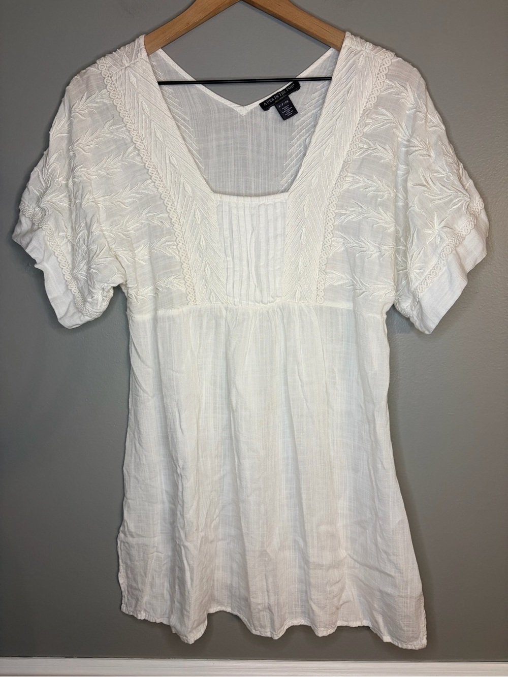 A Pea in the Pod Women’s White Embroidered Crochet Maternity Top, Size Small